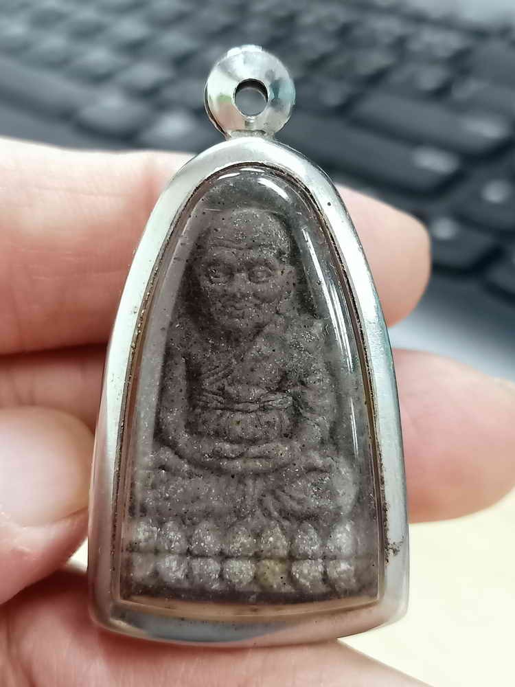 2-1811 วัดใจ 100 แท้ทัน หลวงปู่ทวดหลังเตารีด รุ่นสันติสุข พ่อท่านฉิ้น สมโภชน์ 50 ปี วัดเมืองยะลา จ.ยะลา ปี 2552 เนื้อดินกากยายักษ์ อยู่ในตลับพร้อมใช้ สภาพสวยๆ