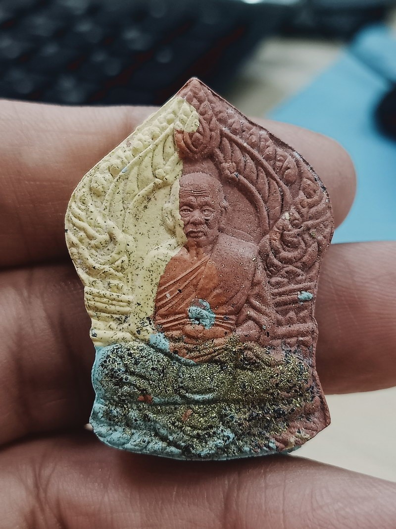 1-943 วัดใจ 50 พระผงยอดขุนพลแสนล้าน หลวงพ่อพัฒน์ วัดห้วยด้วย จ.นครสวรรค์ เนื้อก้นครก เลข 1408 กล่องเดิม