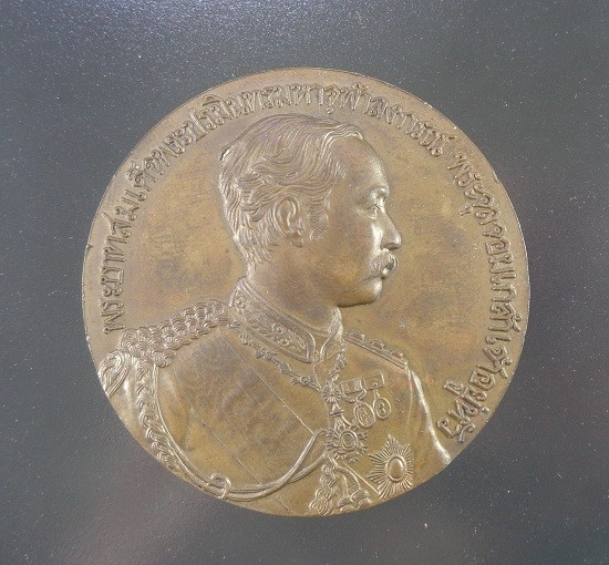 เหรียญ ร.5 ที่ระลึกวันปิยะมหาราช วัดเพลง ปี ๒๕๓๗ เส้นผ่านศูนย์กลาง 5 ซม. สวยครับ