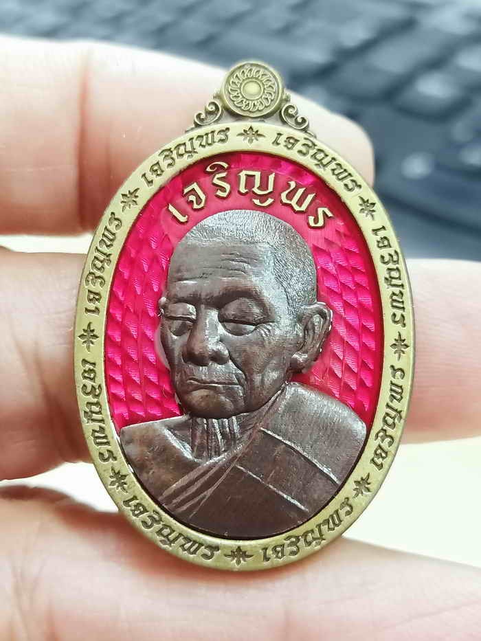 2-1920 วัดใจ 100 เหรียญหันข้าง เจริญพร หลวงปู่บุญมา สำนักสงฆ์เขาแก้วทอง จ.ปราจีนบุรี 2567 ทองทิพย์วาติน พื้นชมพุ หน้ากากนวะ หมายเลข 2 สร้าง 73 กล่องเดิม