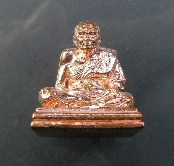 (120-) รูปหล่อลอยองค์หลวงปู่ทวดเหยียบน้ำทะเลจืด รุ่นนิรันตราย วัดแค จ.สุพรรณบุรี เนื้อทองแดง สวยครับ