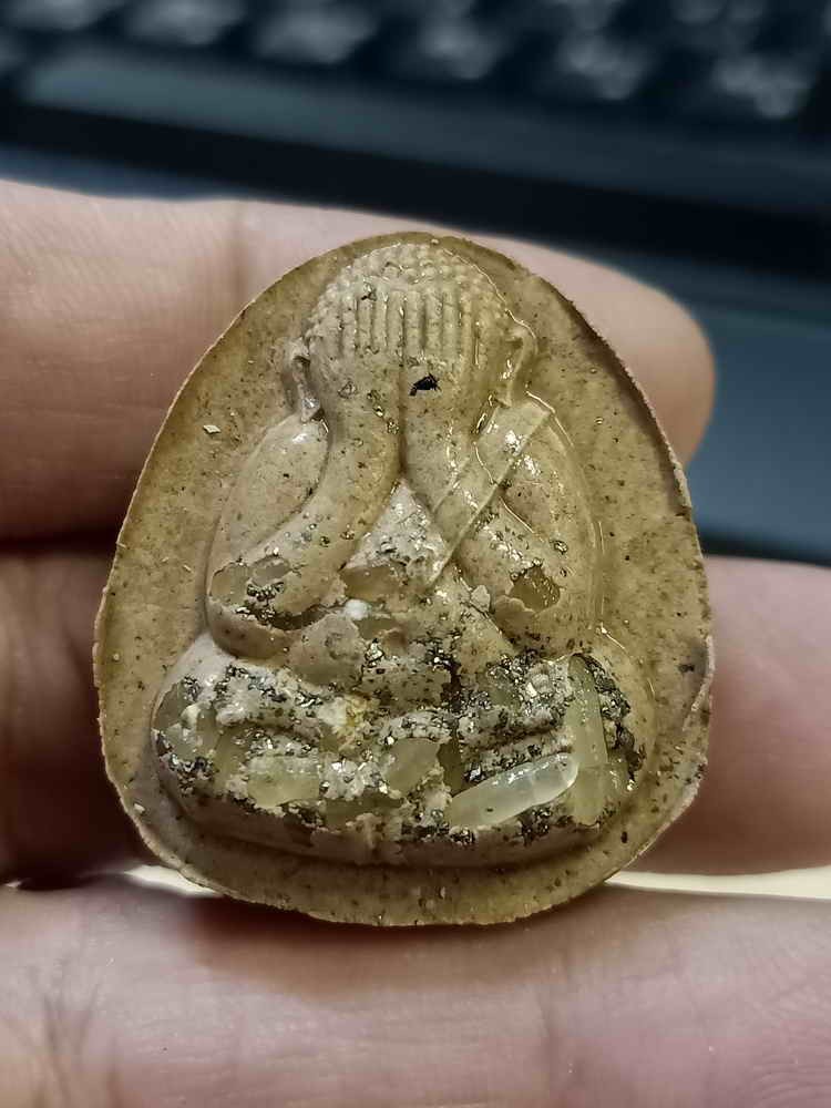 2-861 วัดใจ 50 พระปิดตา 8 รอบ ปลดหนี้มหาสมปรารถนา หลวงปู่เถิง วัดบ้านอาลัย จ.ศรีสะเกษ 2567 เนื้อผงน้ำมัน ข้าวสารเสก เพชรหน้าทั่ง หมายเลข 20 กล่องเดิม