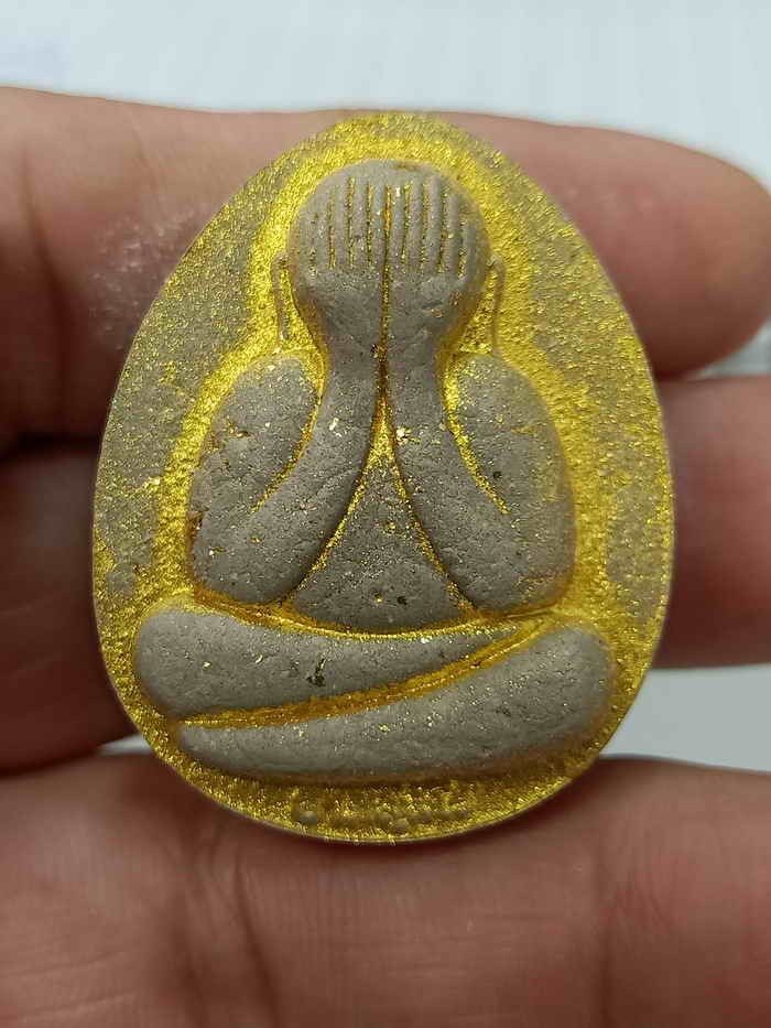 2-40 วัดใจ 50 พระปิดตาจัมโบ้ 1 หลวงปู่รอด อาภัสสโร วัดโคกกรม อ.พนมดงรัก จ.สุรินทร์ 2565 เทาผงธูป โรยผงทอง หมายเลข 24 กล่องเดิม