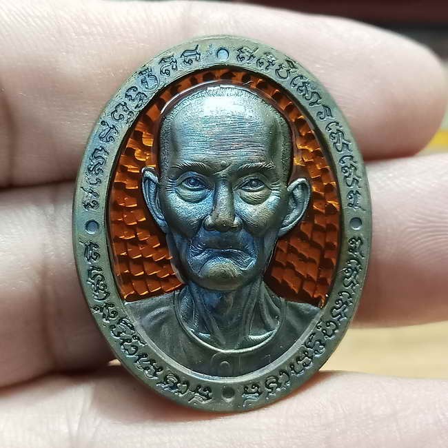 2-572 วัดใจ 200 เหรียญหน้ายักษ์ มงคลเศรษฐี บารมีประทานพร เซียนแปะโรงสี วัดมะขาม จ.ปทุมธานี ปี 2566 เนื้อนวะ ลงยาพื้นส้ม(รก.5) ลงยาสวยคลาสิก หมายเลข 38 กล่องเดิม