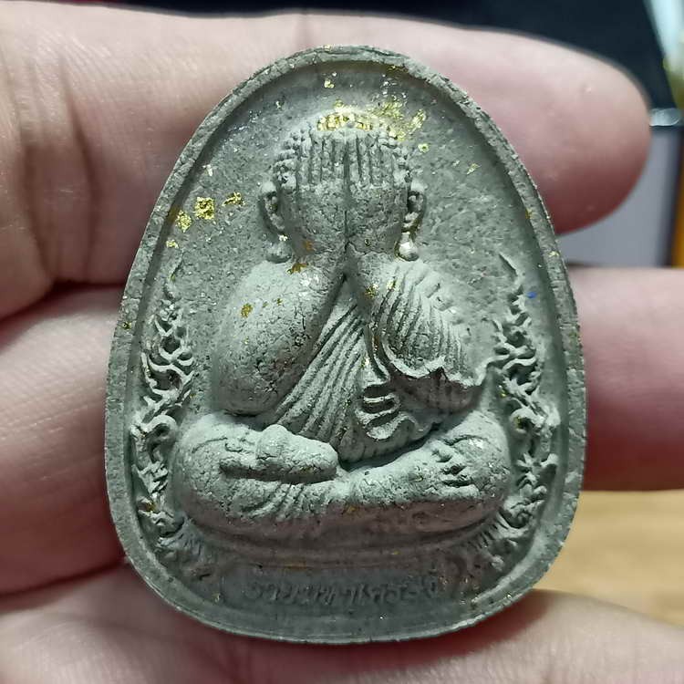 2-794 วัดใจ 100 พระปิดตาพุทธศิลป์ รุ่นรวยมหาเศรษฐี ครูบาอริยชาติ อริยจิตฺโต วัดแสงแก้วโพธิญาณ จ.เชียงราย ปี 2566 เนื้อผงธูป ว่านมงคล หมายเลข 683 กล่องเดิม ทีมพี่เสือสร้าง