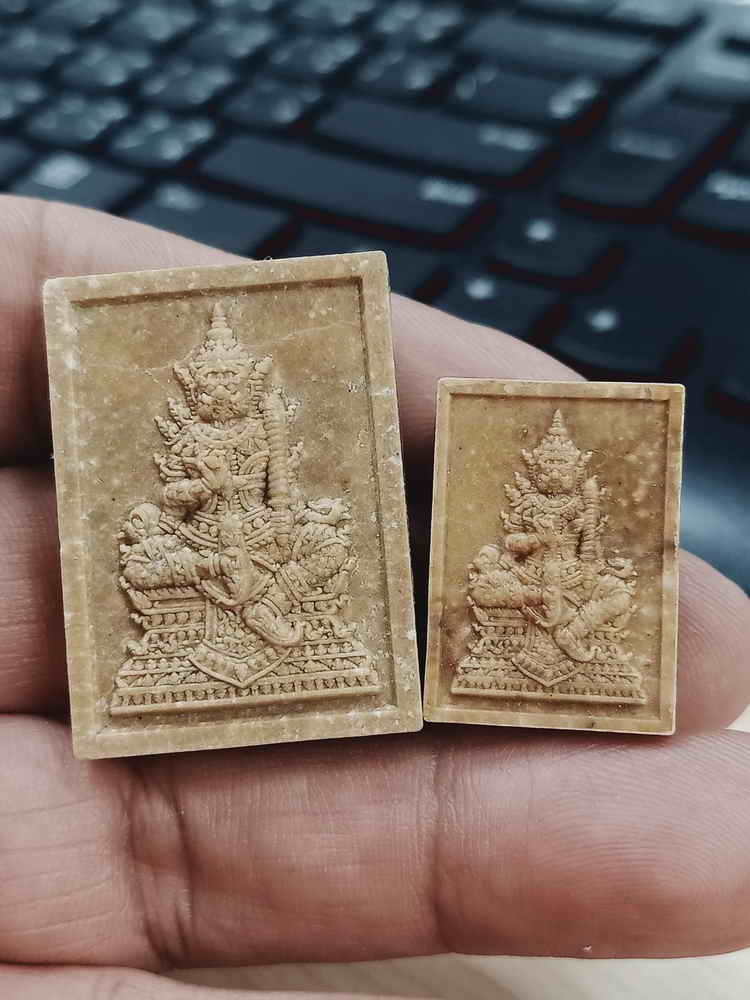 2-1407 วัดใจ 100 G#3 พระผงท้าวเวสสุวรรณนั่งบัลลังก์ประทานพร มหาโภคาทรัพย์ ปลุกเสก 4 วาระ วัดบ้านอ้อ อ.โนนไทย จ.นครราชสีมา เนื้อเกสร หลังแบบ กล่องเดิม***ต่ำจอง การ์ดพร้อม วาระดี