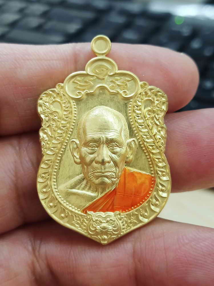 2-1594 วัดใจ 100 เหรียญเสมาพยัคฆ์บารมี หลวงปู่สมาน ที่พักสงฆ์เขายางหัก จ.ราชบุรี ปี 2567 เนื้อชุบทอง ลงยาจีวร หมายเลข 90 สร้าง 100 เหรียญ กล่องเดิม