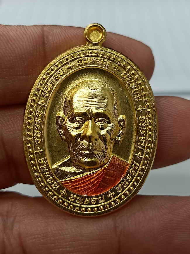 2-185 วัดใจ 100 ชุดเพิ่มบุญ เหรียญชนะจน หลวงปู่สมาน ที่พักสงฆ์เขายางหัก จ.ราชบุรี ปี 2567 เนื้อกะไหล่ทองพ่นทราย ลงยาจีวร ขอบไข่ปลา หมายเลข 24 สร้าง 160 เหรียญ กล่องเดิม ***สถาบัน ACI รับรอง