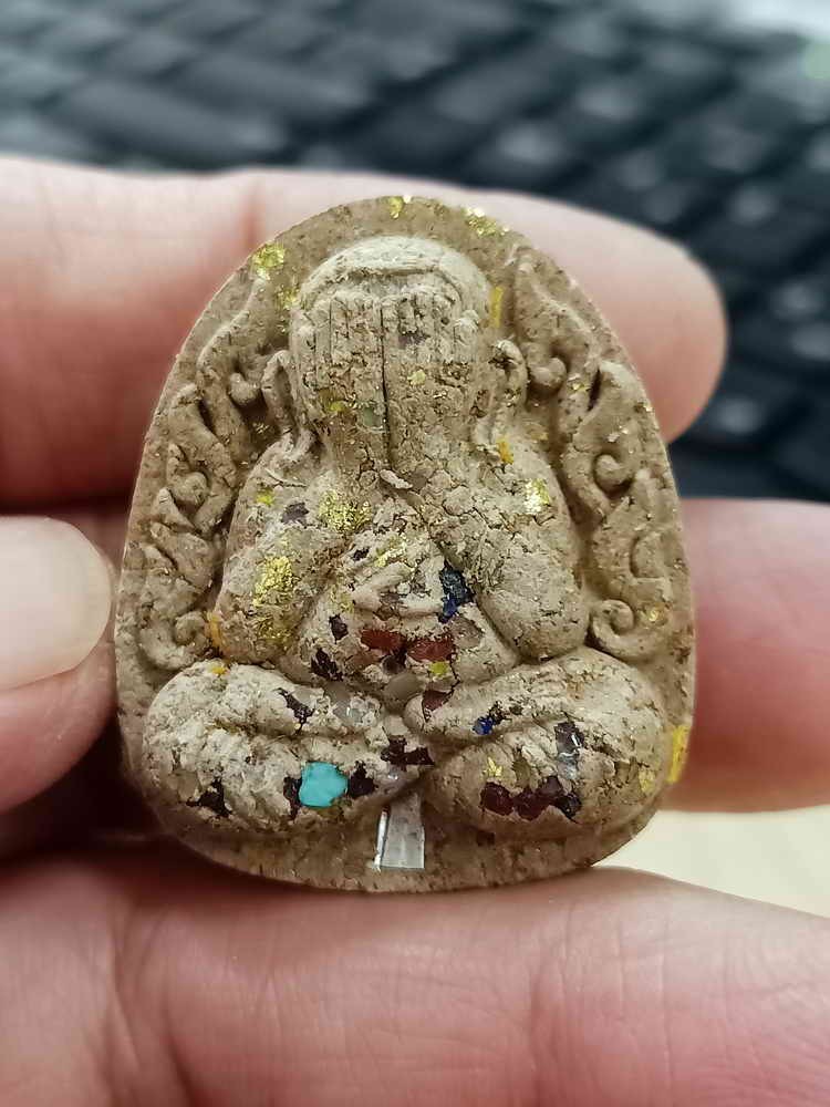 2-1750 วัดใจ 100 พระปิดตากนกข้างบูชาครู หลวงปู่โต๊ะ หลวงพ่อนงค์ วัดบางน้ำชน ธนบุรี จ.กรุงเทพ ปี 2565 จัมโบ้ มวลสารดี หมายเลข 863 กล่องเดิม