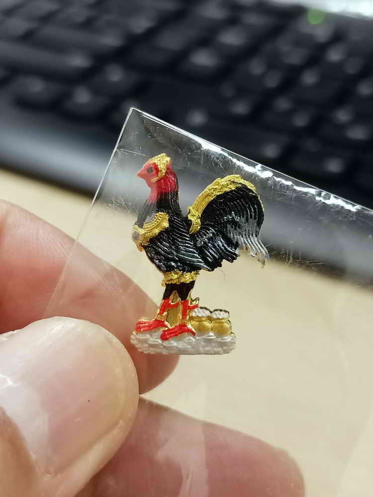 2-1613 วัดใจ 100 ตัดชิดไก่ ชินบัญชร หลวงปู่เถิง ปัญญญาวโร วัดบ้านอาลัย จ.ศรสะเกษ 2568 ชุบน้ำทองคำ ลงยา หมายเลข 49 กล่องเดิม