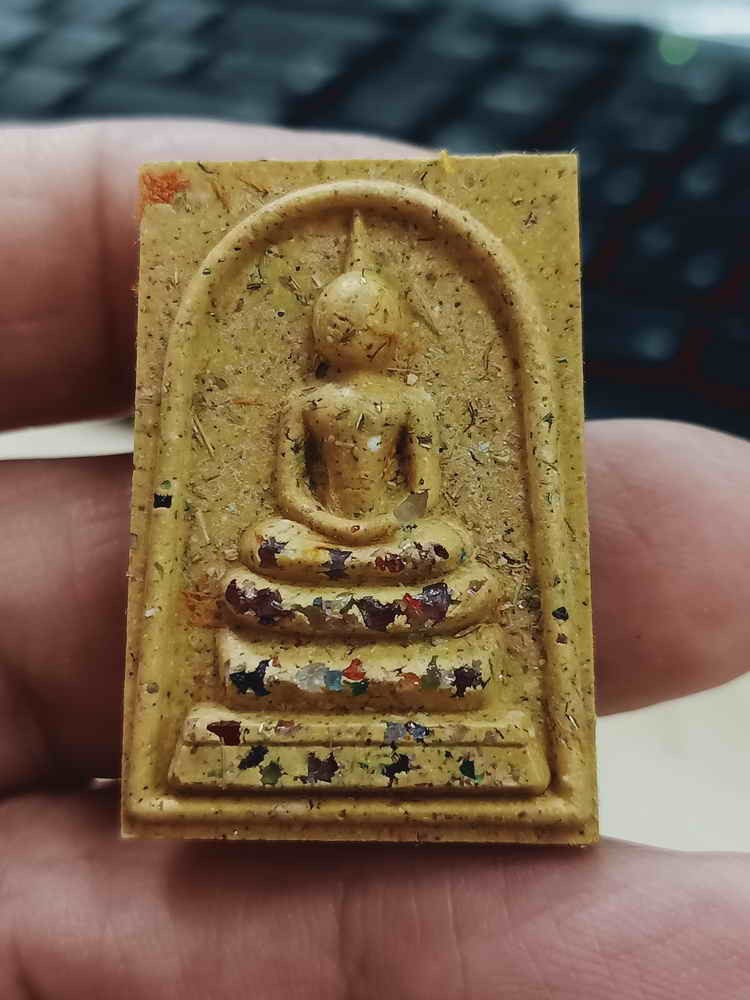 2-1514 วัดใจ 100 พระสมเด็จ ฉลองมงคลวาระ 9 รอบ หลวงปู่คีบ วัดป่าสุทธาวาส จ.นครพนม 2567 เหลืองขมิ้น ผงตะไบ พลอยเสก หมายเลข 11 กล่องเดิม