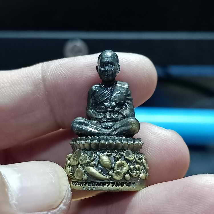 2-49 วัดใจ 200 รูปหล่อฐานปูปลา รุ่นบารมี 88 หลวงพ่อรวย วัดมาบตาพุด จ.ระยอง องค์รมดำฐานซาติน ฝังตะกรุด 1 ดอก รก.9#27 กล่องเดิม