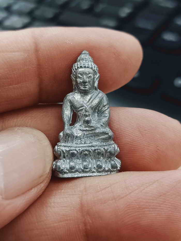 2-1340 วัดใจ 100 พระชัยวัฒน์ รุ่นไพรี พินาศ หลวงพ่อทอง วัดบ้านไร่ จ.นครราชสีมา 2565 เนื้อตะกั่ว ก้นอุดมวลสาร หมายเลข 1828 กล่องเดิม