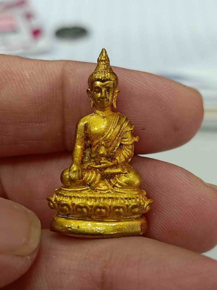 2-76 วัดใจ 100 พระผงพระชัยวัฒน์ รุ่นรวยทรัพย์ โครงการทุนการศึกษานักเรียนที่ขาดแคลน วัดอู่ข้าว จ.ปทุมธานี 2565 เนื้อผง ปัดทองเต็มองค์ หมายเลข 33 กล่องเดิม***เกจิดังร่วมปลุกเสก