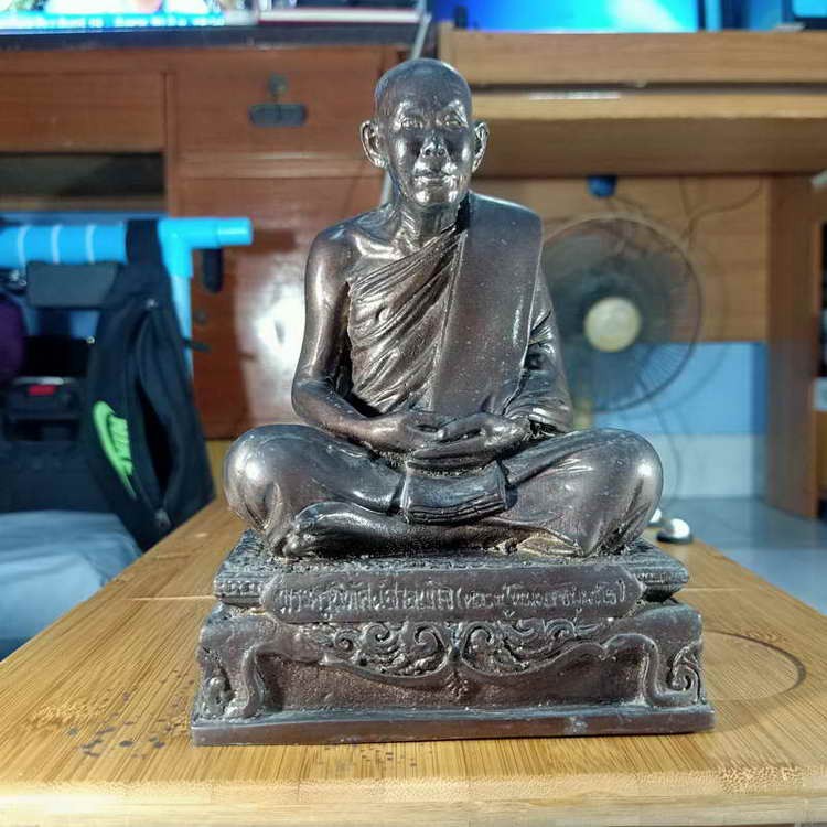 B2 พระบูชาหลวงปู่พิมพา วัดหนองตางู จ.นครสวรรค์ ปี 2538 ฐาน 5 นิ้ว รมดำลงมันปู ใต้ฐานอัดมวลสารแน่น ปิดแผ่นยันต์ หนักแน่น เก่าเก็บลงจากหิ้ง มาปัดฝุ่น พร้อมส่ง ขึ้นหิ้งท่าน