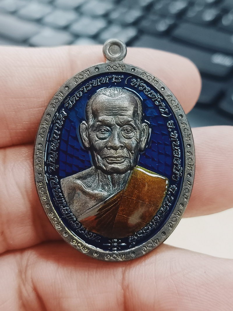 1-856 วัดใจ 50 เหรียญ 102 ปี บารมีเจ้าคุณปู่ หลวงพ่อพัฒน์ ปุญฺญกาโม วัดห้วยด้วน จ.นครสวรรค์ ปี 2566 เนื้อชนวนรมดำ ลงยาพื้น จีวร หมายเลข 76 กล่องเดิม