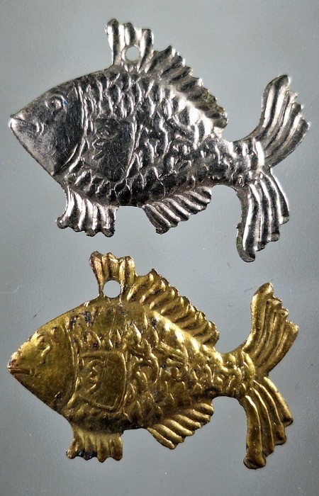 ʕ•́ᴥ•̀ʔっ..ปลาตะเพียนเงิน-ทอง หลวงพ่อเต๋ คงทอง ปี๑๑ พิมพ์เล็ก + บัตรตรวจสอบ ดีดีพระ