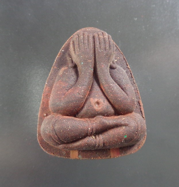 (120-) พระปิดตาปลดหนี้หลวงพ่อทอง วัดบ้านไร่ จ.นครราชสีมา เนื้อผงยาจินดามณี ฝั่งตะกรุด 2 ดอก ปี ๒๕๖๕ สวยครับ