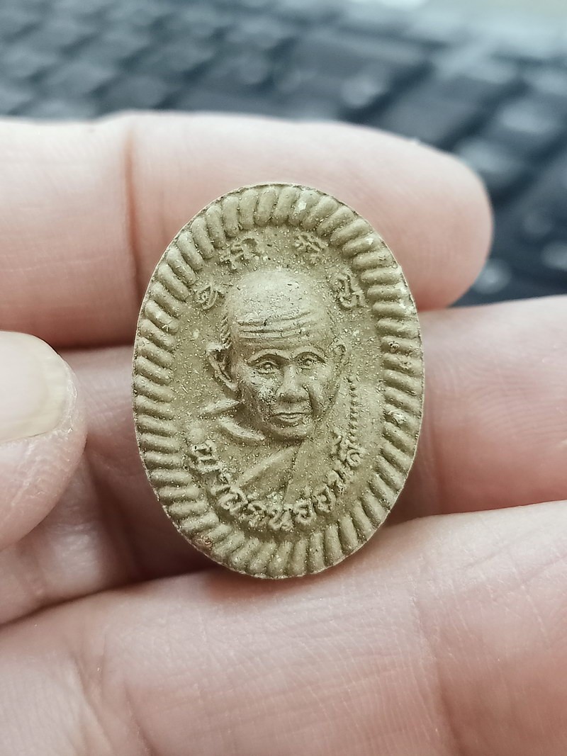 1-1606 วัดใจ 50 พระผงพุทธคุณยันต์ดวงเศรษฐี ล่ำซำ รุ่นแรก หลวงปู่อัญญาถ่านอ่อนสี แก้วผิว อายุยืน 116 ปี 95 พรรษา วัดบ้านด่าน สปป.ลาว พ.ศ 2562 พร้อมกล่องเดิม