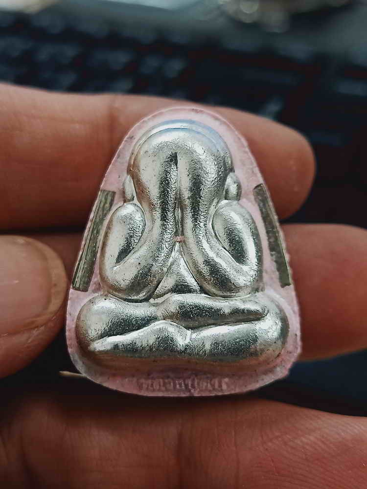 2-1491 วัดใจ 100 พระปิดตาหลังแบบ วาระ 9 รอบ หลวงปู่คีบ ธีรปัญโญ วัดป่าสุทธาวาส จ.นครพนม 2567 ชมพูเรืองแสง หน้ากากเงิน ตะกรุดเงินคู่ นำฤกษ์ หมายเลข 7 กล่องเดิม***สวยหน้ากากเงิน