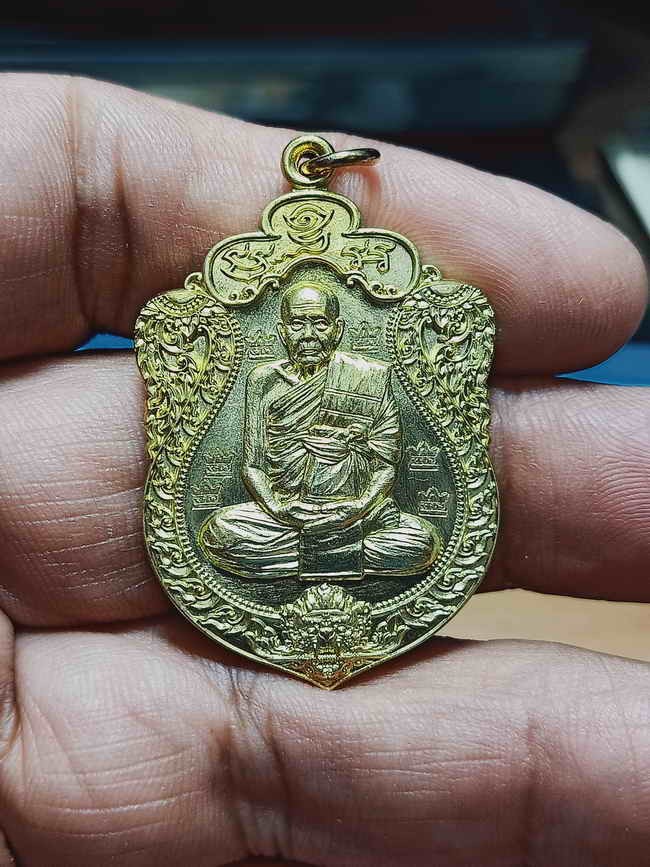 2-1261 วัดใจ 100 เหรียญเสมาหนุมานร่ายเวทย์ หลวงปู่คีบ วัดป่าสุทธาวาส จ.นครพนม ปี 2567 ทองทิพย์ เจาะห่วง โค้ดศาลารอบ หมายเลข 14 สร้าง 30 เหรียญ กล่องเดิม