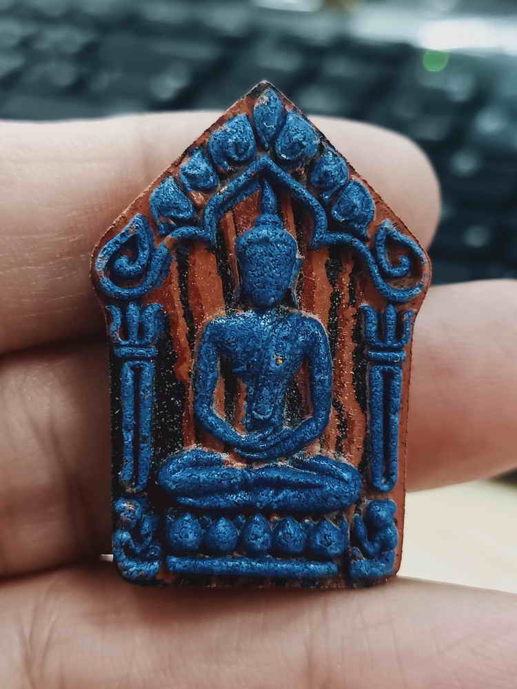 2-1532 วัดใจ 100 พระผงขุนแผน มหาลาภบันดาลทรัพย์ 9 รอบ หลวงปู่คีบ ธีรปัญโญ วัดป่าสุทธาวาส จ.นครพนม ปี 2567 เนื้อลายไม้ ปัดองค์พระ ขอบซุ้ม หมายเลข 9 กล่องเดิม***มีรอยเนื้อหลุด ปลายขอบเลข ซ่อมแล้ว ขอรับได้