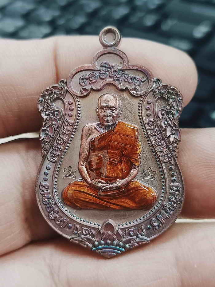 2-1350 วัดใจ 100 เหรียญเสมาเจริญพร 108 ปี หลวงปู่คีบ วัดป่าสุทธาวาส จ.นครพนม ปี 2567 ทองแดงผิวรุ้ง ลงยาจีวร หมายเลข 96 สร้าง 129 เหรียญ กล่องเดิม***งานดี