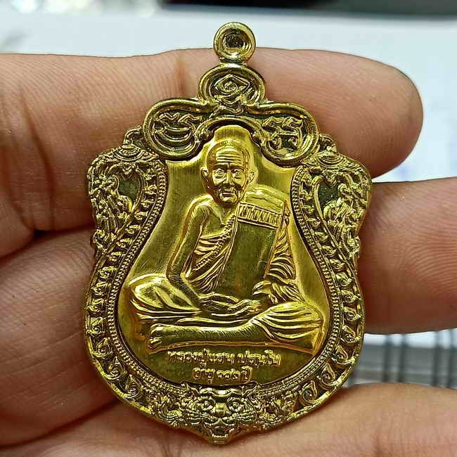 2-829 วัดใจ 100 เสมาหัวเสือ หลวงปู่แสน อายุ 112 ปี วัดบ้านหนองจิก จ.ศรีสะเกษ ปี 2562 เนื้อทองเหลือง หน้ากากทองทิพย์เต็มแผ่น หมายเลข 148 กล่องเดิม