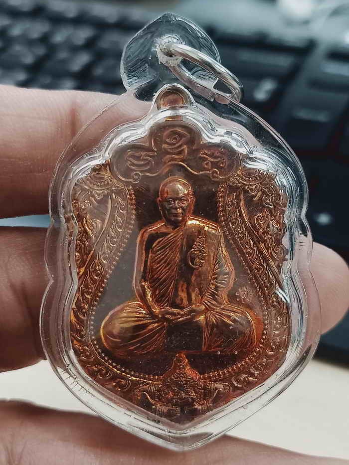 2-1434 วัดใจ 150 เหรียญเสมารุ่นแรก เจริญ ลาภ มั่งมี หลวงพ่อสุรินทร์ สำนักสงฆ์หนองนกเอี้ยง จ.ฉะเชิงเทรา 2563 ทองแดงผิวไฟ หมายเลข 1488 กล่องเดิม***พร้อมใช้