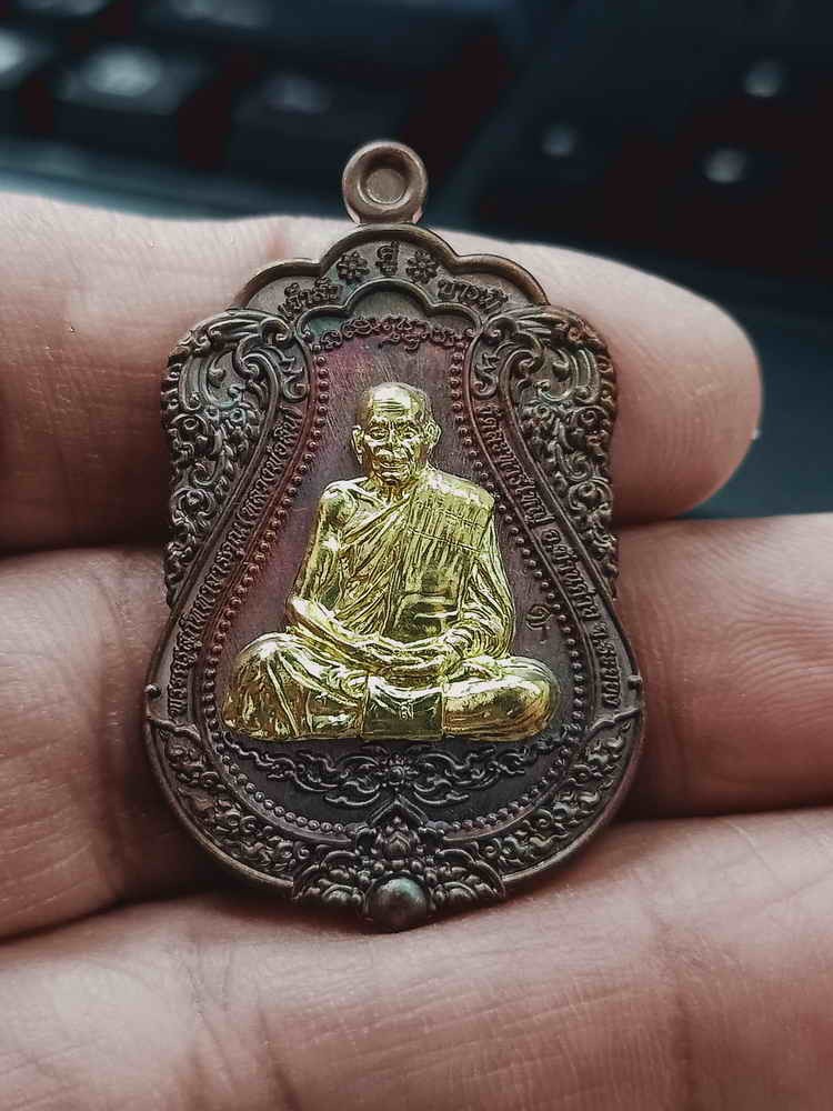 2-1129 วัดใจ 10 เหรียญเจ้าสัวคู่บารมี หลวงพ่อสิน ภัททาจาโร วัดละหารใหญ่ จ.ระยอง 2564 ทองแดงผิวรุ้ง หน้ากากทองทิพย์ หมายเลข 241 กล่องเดิม