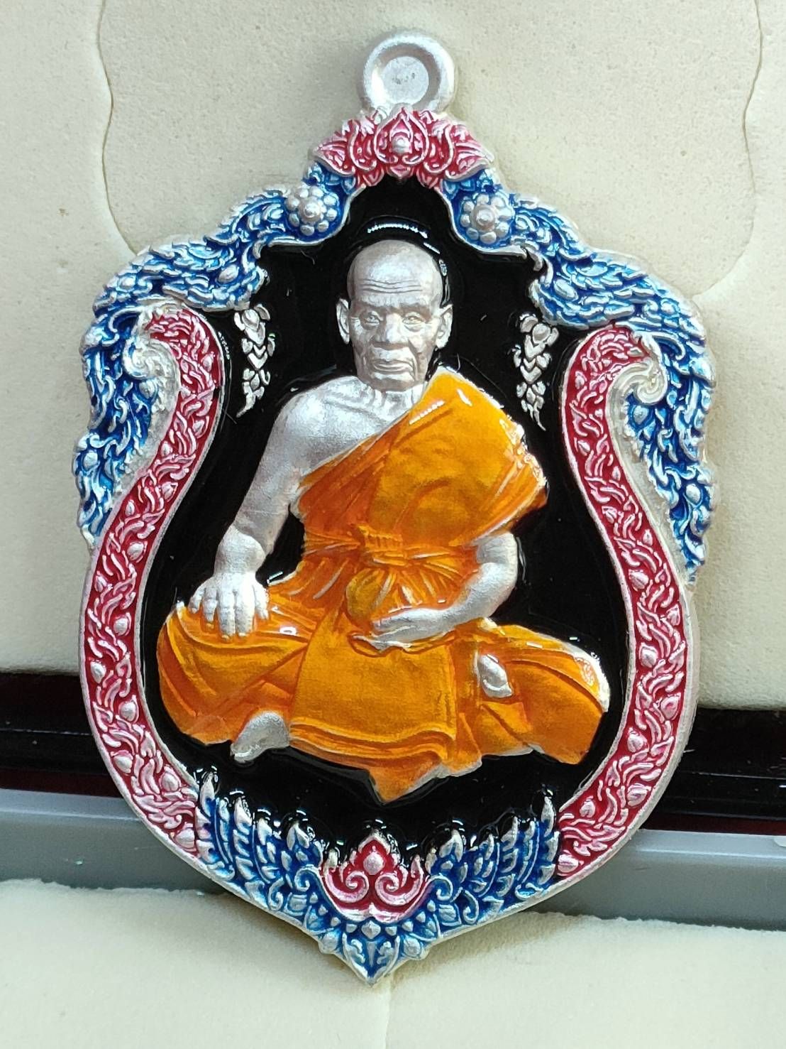 เหรียญเสมาเศรษฐีนะหน้าทอง หลวงพ่อพัฒน์ วัดห้วยด้วน ปี64 เนื้อชุบเงิน พื้นยาดำ ลงยาราชาวดี เลข 11 กล่องเดิม