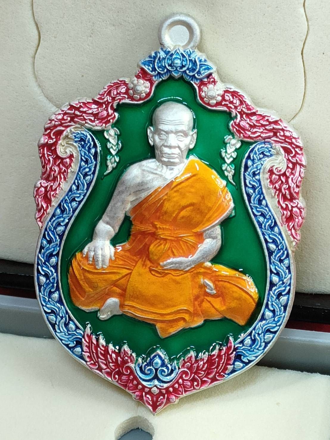 เหรียญเสมาเศรษฐีนะหน้าทอง หลวงพ่อพัฒน์ วัดห้วยด้วน ปี64 เนื้อชุบเงิน พื้นยาเขียว ลงยาราชาวดี เลข68 กล่องเดิม