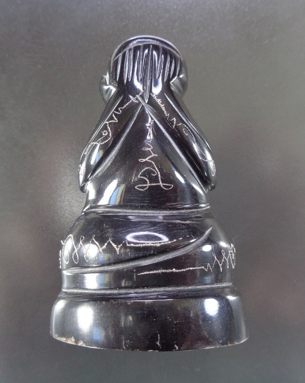 (เคาะเดียวแดง) พระปิดตาแกะจากเขาควาย ขนาดหน้าตักกว้าง 1 นิ้ว มีรอยจารมือรอบๆองค์ สวยครับ