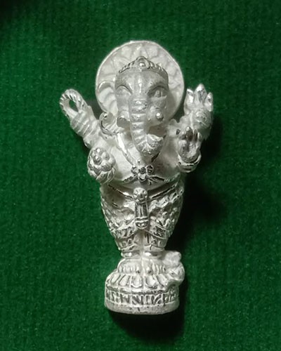 พระพิฆเนศยืนลอยองค์ เนื้อสัมฤทธิ์ชุบเงินพ่นทราย หลวงปู่คีย์ วัดศรีลำยอง จ.สุรินทร์ กล่องเดิม