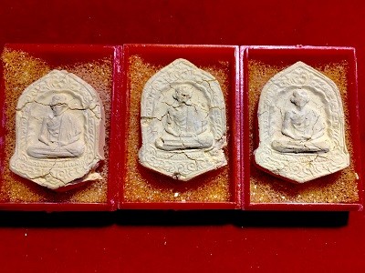 3-พระผง๗๐๐ปีลายสือไทย หลวงพ่อเกษม เขมโก ๑๕ เม.ย. ๒๗  ในกล่องเดิม