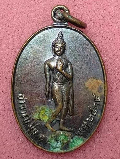 พระกำแพงเขย่ง พ่อท่านมุ่ย วัดป่าระกำเหนือ รุ่นที่ระลึกสร้างกุฏิพ่อท่านมุ่ย ปลุกเสกเดี่ยว เมื่อ พ.ศ.๒๕๓๔ อายุ ๙๓ ปี