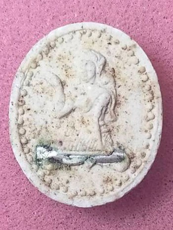 พระแม่นางกวักเงินกวักทอง รุ่นแรก ปี พ.ศ. 2534 วัดเจริญพรต เนื้อผงผสมว่าน 108 ชนิด ฝังตะกรุด หลวงพ่อคูณ ปริสุทโธ ปลุกเสกตลอดไตรมาส