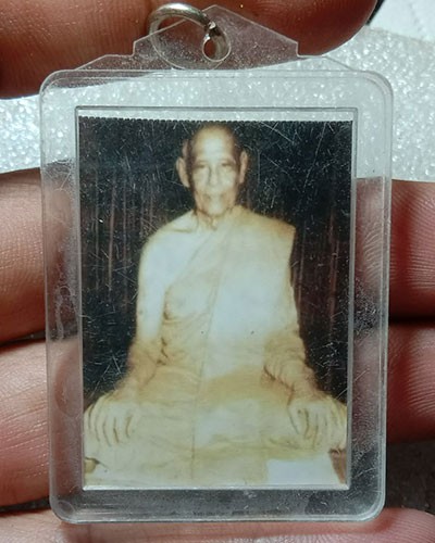 เริ่มต้นที่ 50 บาท รูปถ่ายหลวงพ่อกร่าย วัดโพธิ์ศรี จ.อ่างทอง ขนาด 2 นิ้ว หลังจารหมึก