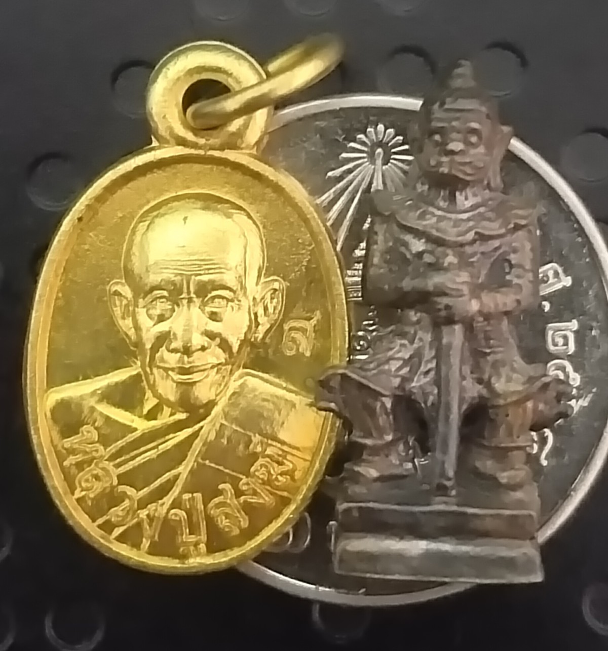 เหรียญเม็ดแตง องค์ท้าวเวสสุวรรณ หลวงพ่อสงฆ์ วัดบ้านทราย ลพบุรี