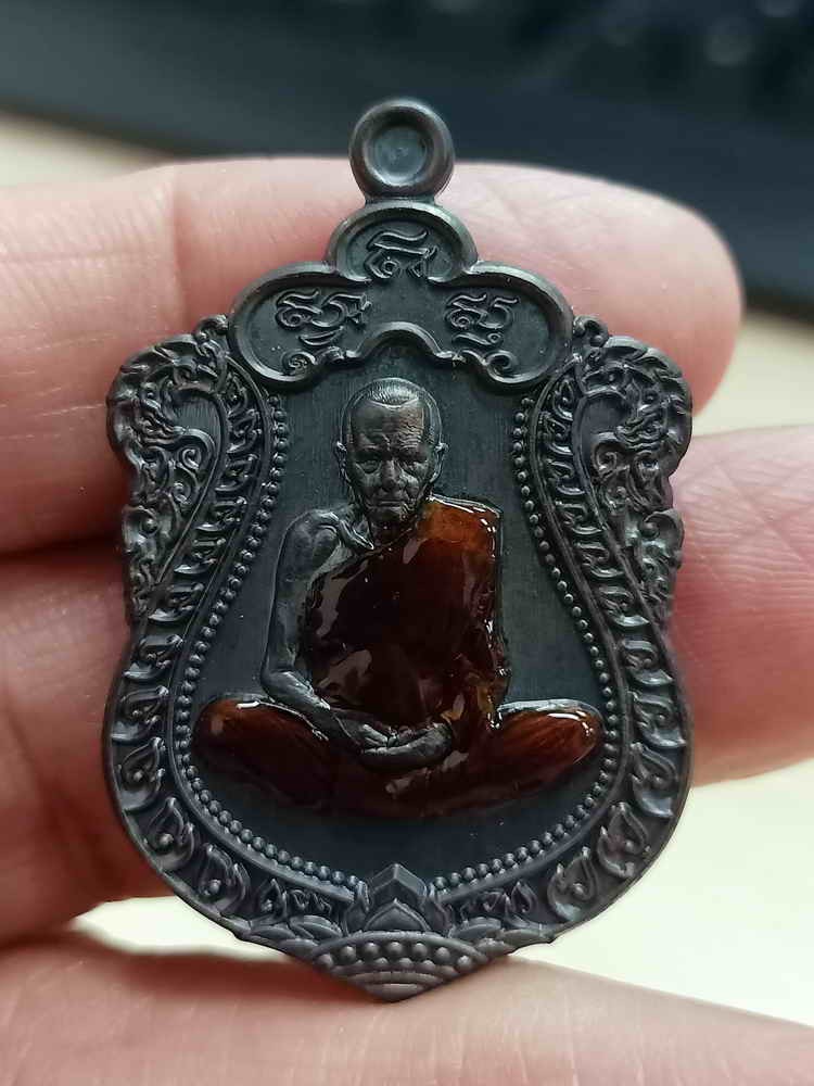 2-2035 วัดใจ 100 เหรียญเสมา 8 รอบ หลวงปู่เกษม เขมจาโร วัดมะม่วงตลอด จ.นครศรีธรรมราช 2567 ชนวนรมดำ ลงยาจีวร หมายเลข 122 กล่องเดิม