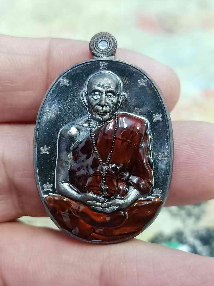 2-1658 วัดใจ 150 เหรียญรุ่นเจ้าสัวพันล้าน มีจอบไม่มีจน หลวงปู่เปลื้อง วัดพังดาน จ.พัทลุง 2567 รก.8.36 ทองแดงรมดำ ลงยาจีวร ตอกศาลารอบ หมายเลข 266 กล่องเดิม***จี้กงแห่งแดนใต้สายเขาอ้อ