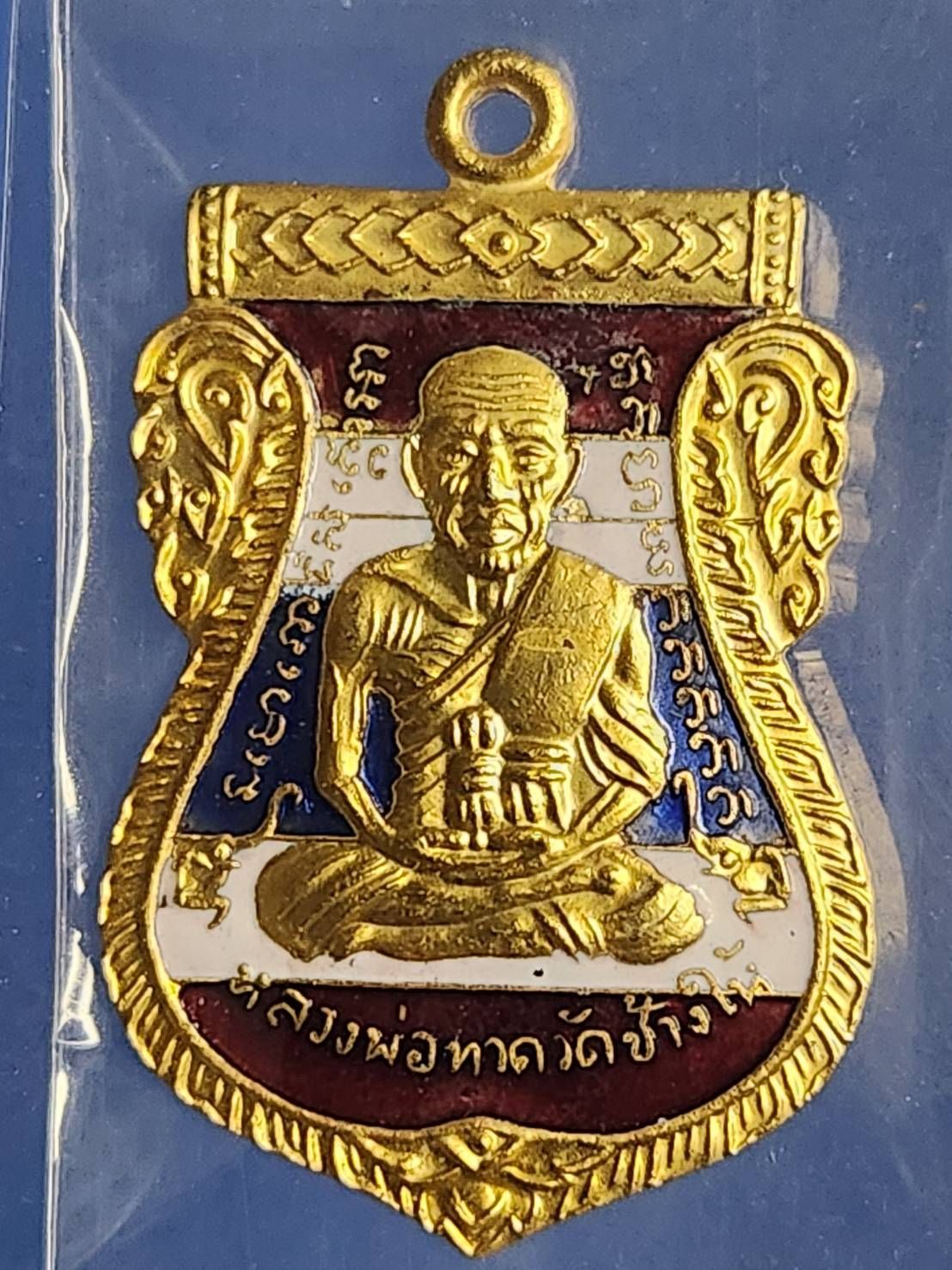 ## 100 ## เหรียญเสมาหน้าเลื่อนหลวงปู่ทวด เสมาผ่าปาก อาจารย์ทิม 432 ปีชาตกาล ปี 2557 เนื้อกะไหล่ทองพ่นทรายลายธงชาติ บลอค 2 จุด รัดประคตข้างเดียว