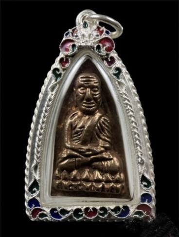 2800.- หลวงปู่ทวดรุ่นแรกพิมพ์เตารีดใหญ่ เนื้อนวะ วัดในหาน จ.ภูเก็ต ปี2536 เลี่ยมเงินลงยาสุโขทัย