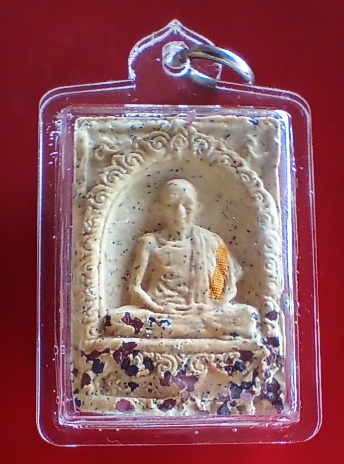 ++พระเนื้อผงฟังพลอยเสก +จีวร รูปเหมือน หลวงพ่อเกษม จ.ลำปาง ปี23 ( ตอกโค๊ดหลัง+เลี่ยม)++1