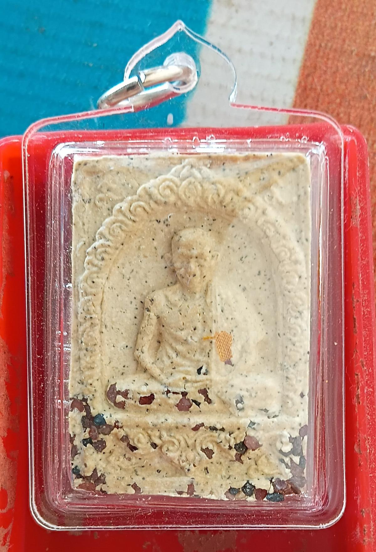 ++พระเนื้อผงฟังพลอยเสก +จีวร รูปเหมือน หลวงพ่อเกษม จ.ลำปาง ปี23 ( ตอกโค๊ดหลัง+เลี่ยม)++1
