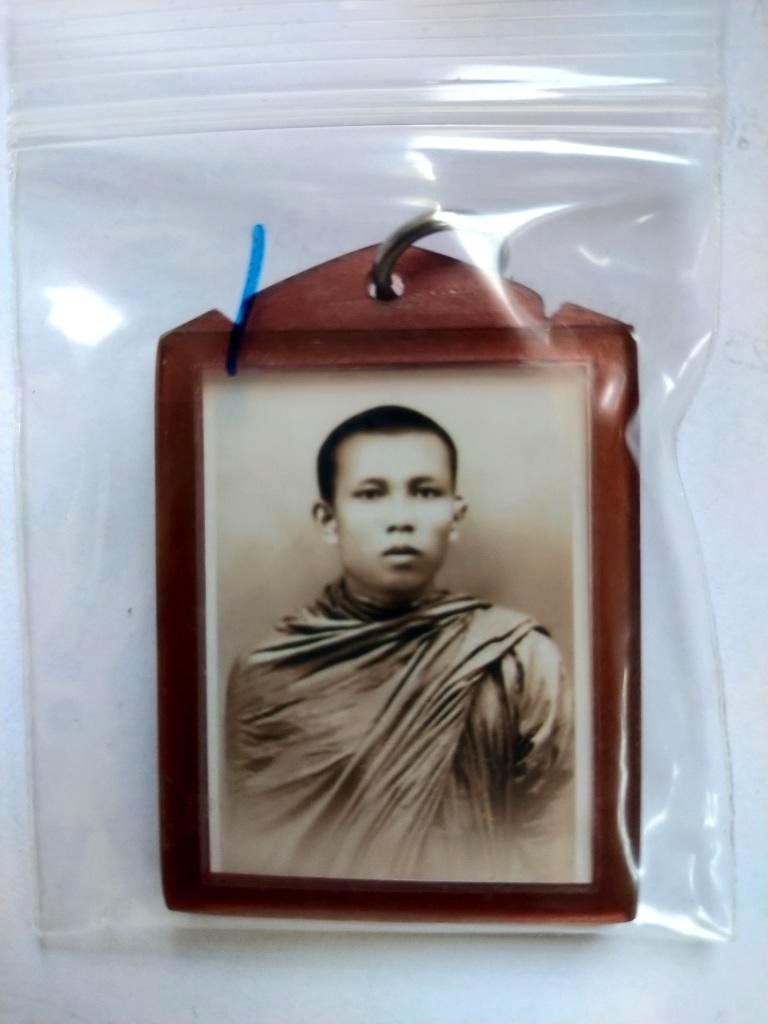 150.-รูปถ่ายหน้าหนุ่ม หลวงพ่อกวย วัดโฆสิตาราม ชัยนาท รุ่นกฐินป่าสามัคคี ปี 2562 พร้อมเลี่ยม องค์ที่ 1