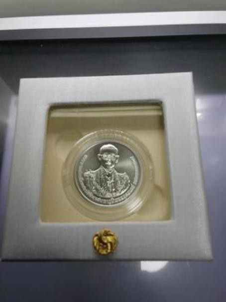 1800.-เหรียญที่ระลึกพระราชพิธีถวายพระเพลิงพระบรมศพ ร.9 เนื้อเงิน พร้อมกล่องครบชุด เหรียญที่ 2