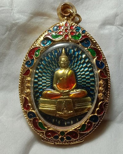 เริ่มต้นที่ 50 บาท เหรียญหลวงพ่อพระพุทธโสธร วัดโสธรวรวิหาร รุ่นรวยมหาเศรษฐี เมตตามหานิยม ปี 58 เนื้อกะไหล่ทองลงยาสีฟ้า  หมายเลข ๒๑๓๙ พร้อมกรอบ