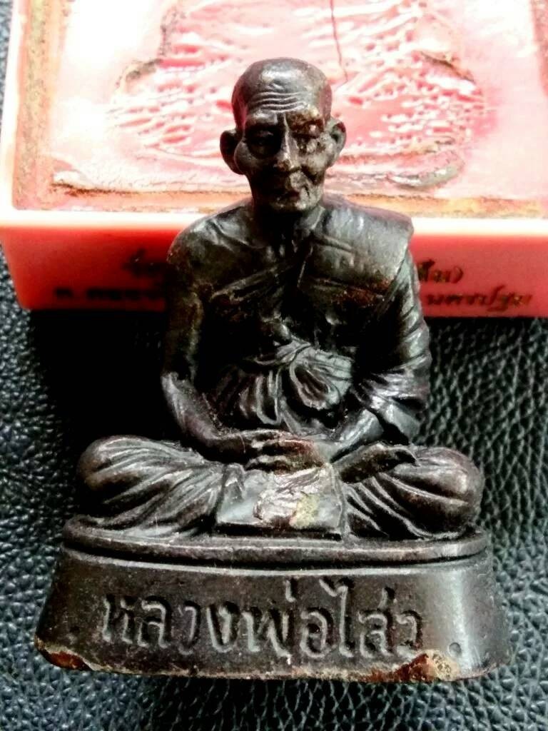 1500.- รูปหล่อตั้งหน้ารถ หลวงพ่อไสว วัดปรีดาราม จ.นครปฐม ก้นอุดปูนฝังตะกรุด+สายสินธ์ พร้อมแท่นวางรอง