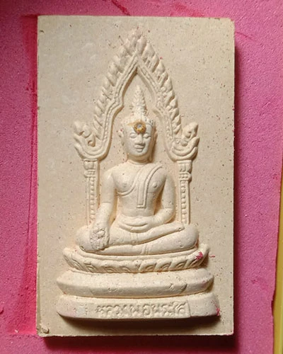เริ่มต้นที่ 50 บาท หลวงพ่อพระใส วัดโพธิ์ชัย  จ.หนองคาย รุ่นสไบทิพย์ ปี 2549 กล่องเดิม